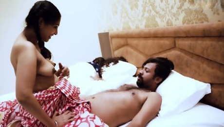 Wife ke sex karne se mana karne par Pati ne wife ke samne hi kaamwali bai ko chod dala ( Hindi Audio )