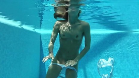 Hot Us Blondie Lindsey Cruz Swims Naked In The Pool